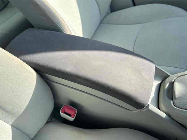 プリウス Ｓ　ＥＴＣ　クリアランスソナー　バックカメラ　ナビ　ＴＶ　アルミホイール　ＣＶＴ　スマートキー　アイドリングストップ　電動格納ミラー　盗難防止システム　ＣＤ　ミュージックプレイヤー接続可（35枚目）