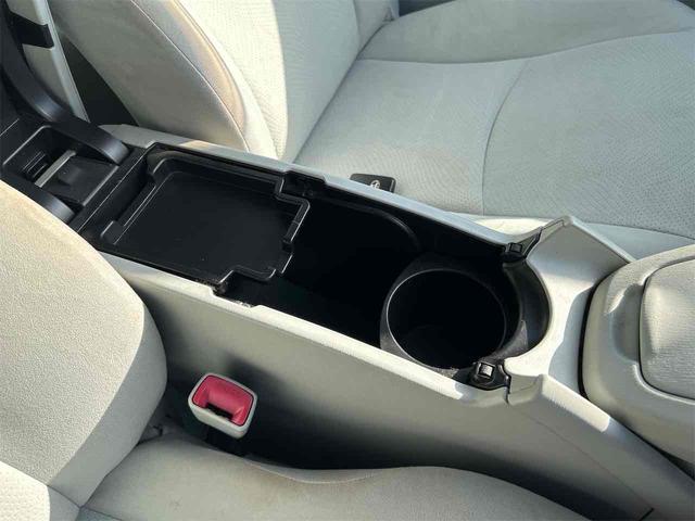 プリウス Ｓ　ＥＴＣ　クリアランスソナー　バックカメラ　ナビ　ＴＶ　アルミホイール　ＣＶＴ　スマートキー　アイドリングストップ　電動格納ミラー　盗難防止システム　ＣＤ　ミュージックプレイヤー接続可（36枚目）