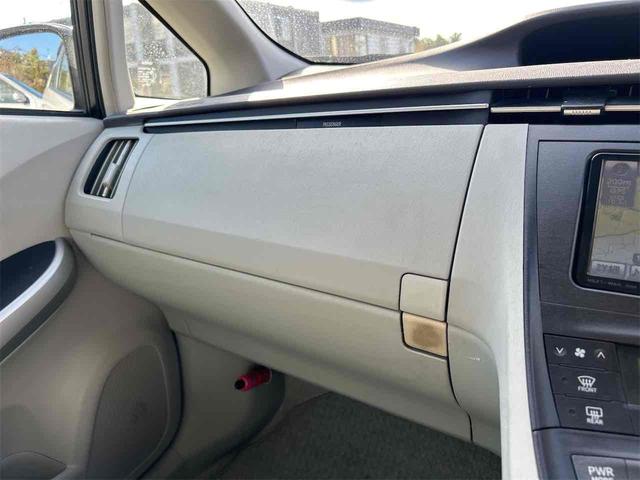 プリウス Ｓ　ＥＴＣ　クリアランスソナー　バックカメラ　ナビ　ＴＶ　アルミホイール　ＣＶＴ　スマートキー　アイドリングストップ　電動格納ミラー　盗難防止システム　ＣＤ　ミュージックプレイヤー接続可（37枚目）