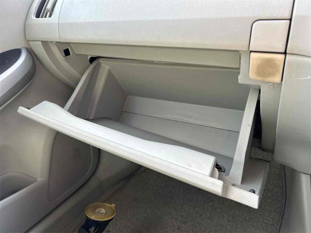 プリウス Ｓ　ＥＴＣ　クリアランスソナー　バックカメラ　ナビ　ＴＶ　アルミホイール　ＣＶＴ　スマートキー　アイドリングストップ　電動格納ミラー　盗難防止システム　ＣＤ　ミュージックプレイヤー接続可（39枚目）