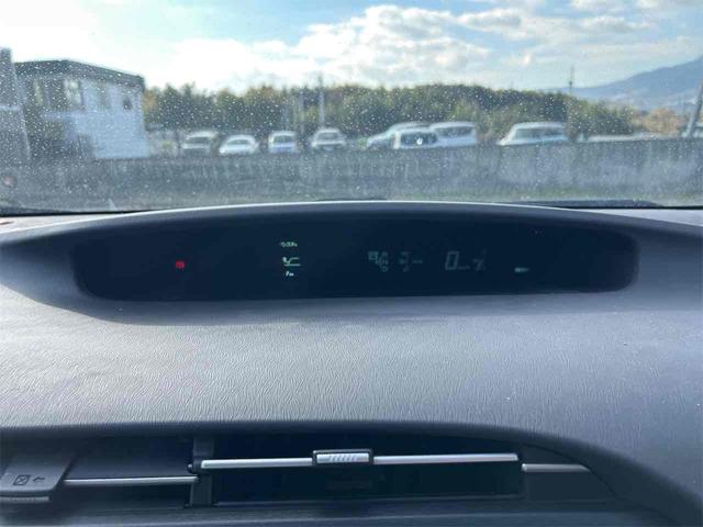 プリウス Ｓ　ＥＴＣ　クリアランスソナー　バックカメラ　ナビ　ＴＶ　アルミホイール　ＣＶＴ　スマートキー　アイドリングストップ　電動格納ミラー　盗難防止システム　ＣＤ　ミュージックプレイヤー接続可（42枚目）