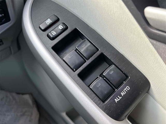 プリウス Ｓ　ＥＴＣ　クリアランスソナー　バックカメラ　ナビ　ＴＶ　アルミホイール　ＣＶＴ　スマートキー　アイドリングストップ　電動格納ミラー　盗難防止システム　ＣＤ　ミュージックプレイヤー接続可（47枚目）