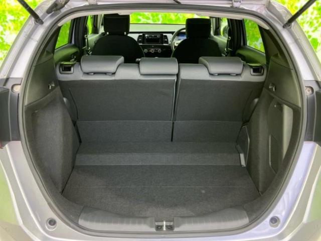 フィット ｅＨＥＶベーシック　衝突安全装置／車線逸脱防止支援システム／ヘッドランプ　ＬＥＤ／ＥＴＣ／ＥＢＤ付ＡＢＳ／横滑り防止装置／アイドリングストップ／クルーズコントロール／禁煙車／エアバッグ　運転席／エアバッグ　助手席（8枚目）