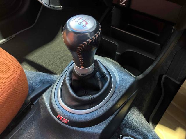 フィット ＲＳ　６速ＭＴ　ＥＴＣ　ナビ　アルミホイール　ＨＩＤ　電動格納ミラー　盗難防止システム　衝突安全ボディ　ＡＢＳ　ＣＤ　ＤＶＤ再生　Ｂｌｕｅｔｏｏｔｈ　エアコン　パワーステアリング　パワーウィンドウ（6枚目）