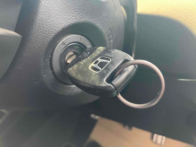 フィット ＲＳ　６速ＭＴ　ＥＴＣ　ナビ　アルミホイール　ＨＩＤ　電動格納ミラー　盗難防止システム　衝突安全ボディ　ＡＢＳ　ＣＤ　ＤＶＤ再生　Ｂｌｕｅｔｏｏｔｈ　エアコン　パワーステアリング　パワーウィンドウ（9枚目）