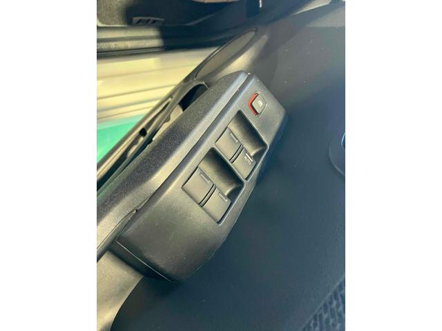 フィット ＲＳ　６速ＭＴ　ＥＴＣ　ナビ　アルミホイール　ＨＩＤ　電動格納ミラー　盗難防止システム　衝突安全ボディ　ＡＢＳ　ＣＤ　ＤＶＤ再生　Ｂｌｕｅｔｏｏｔｈ　エアコン　パワーステアリング　パワーウィンドウ（11枚目）