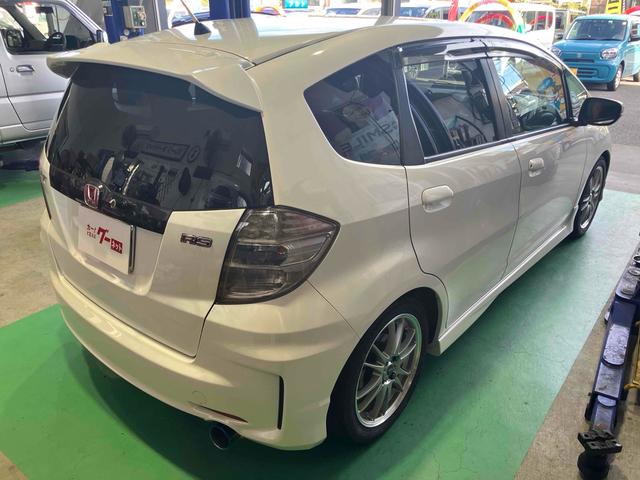 フィット ＲＳ　６速ＭＴ　ＥＴＣ　ナビ　アルミホイール　ＨＩＤ　電動格納ミラー　盗難防止システム　衝突安全ボディ　ＡＢＳ　ＣＤ　ＤＶＤ再生　Ｂｌｕｅｔｏｏｔｈ　エアコン　パワーステアリング　パワーウィンドウ（14枚目）