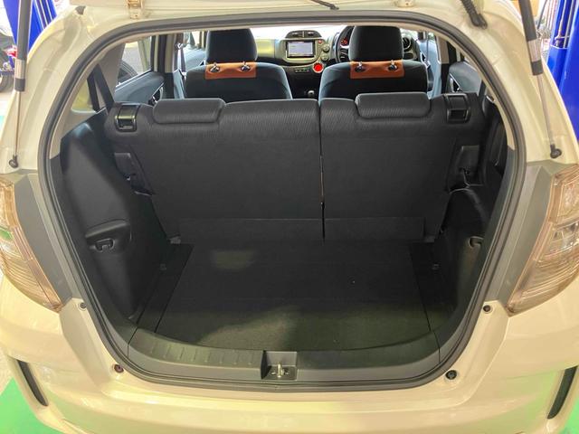 フィット ＲＳ　６速ＭＴ　ＥＴＣ　ナビ　アルミホイール　ＨＩＤ　電動格納ミラー　盗難防止システム　衝突安全ボディ　ＡＢＳ　ＣＤ　ＤＶＤ再生　Ｂｌｕｅｔｏｏｔｈ　エアコン　パワーステアリング　パワーウィンドウ（19枚目）