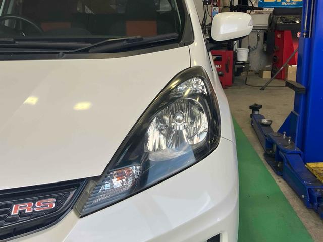 フィット ＲＳ　６速ＭＴ　ＥＴＣ　ナビ　アルミホイール　ＨＩＤ　電動格納ミラー　盗難防止システム　衝突安全ボディ　ＡＢＳ　ＣＤ　ＤＶＤ再生　Ｂｌｕｅｔｏｏｔｈ　エアコン　パワーステアリング　パワーウィンドウ（27枚目）