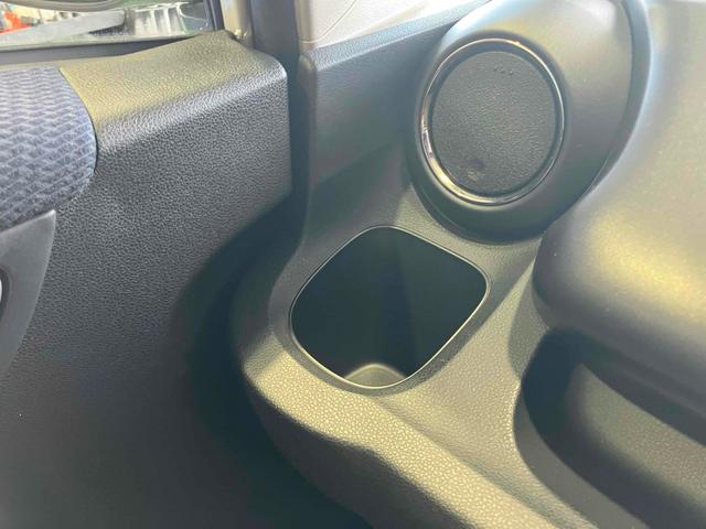 フィット ＲＳ　６速ＭＴ　ＥＴＣ　ナビ　アルミホイール　ＨＩＤ　電動格納ミラー　盗難防止システム　衝突安全ボディ　ＡＢＳ　ＣＤ　ＤＶＤ再生　Ｂｌｕｅｔｏｏｔｈ　エアコン　パワーステアリング　パワーウィンドウ（42枚目）