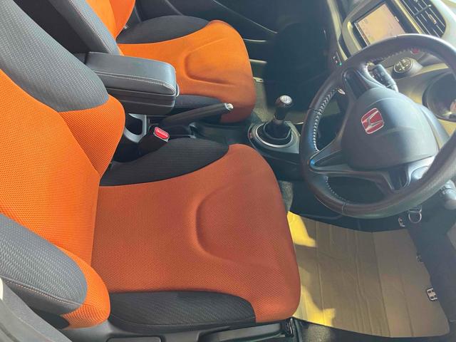 フィット ＲＳ　６速ＭＴ　ＥＴＣ　ナビ　アルミホイール　ＨＩＤ　電動格納ミラー　盗難防止システム　衝突安全ボディ　ＡＢＳ　ＣＤ　ＤＶＤ再生　Ｂｌｕｅｔｏｏｔｈ　エアコン　パワーステアリング　パワーウィンドウ（48枚目）