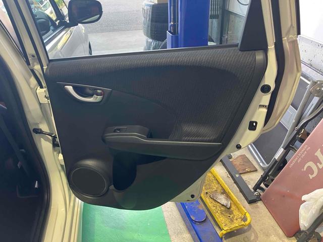 フィット ＲＳ　６速ＭＴ　ＥＴＣ　ナビ　アルミホイール　ＨＩＤ　電動格納ミラー　盗難防止システム　衝突安全ボディ　ＡＢＳ　ＣＤ　ＤＶＤ再生　Ｂｌｕｅｔｏｏｔｈ　エアコン　パワーステアリング　パワーウィンドウ（50枚目）