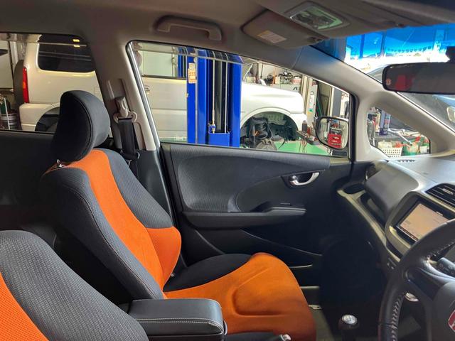 フィット ＲＳ　６速ＭＴ　ＥＴＣ　ナビ　アルミホイール　ＨＩＤ　電動格納ミラー　盗難防止システム　衝突安全ボディ　ＡＢＳ　ＣＤ　ＤＶＤ再生　Ｂｌｕｅｔｏｏｔｈ　エアコン　パワーステアリング　パワーウィンドウ（55枚目）