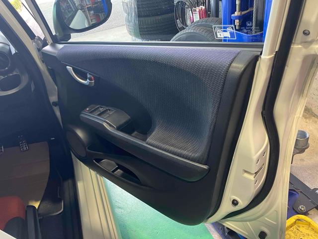 フィット ＲＳ　６速ＭＴ　ＥＴＣ　ナビ　アルミホイール　ＨＩＤ　電動格納ミラー　盗難防止システム　衝突安全ボディ　ＡＢＳ　ＣＤ　ＤＶＤ再生　Ｂｌｕｅｔｏｏｔｈ　エアコン　パワーステアリング　パワーウィンドウ（56枚目）