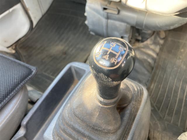 必ず使用するシフトレバー。確りと確認したいですね。