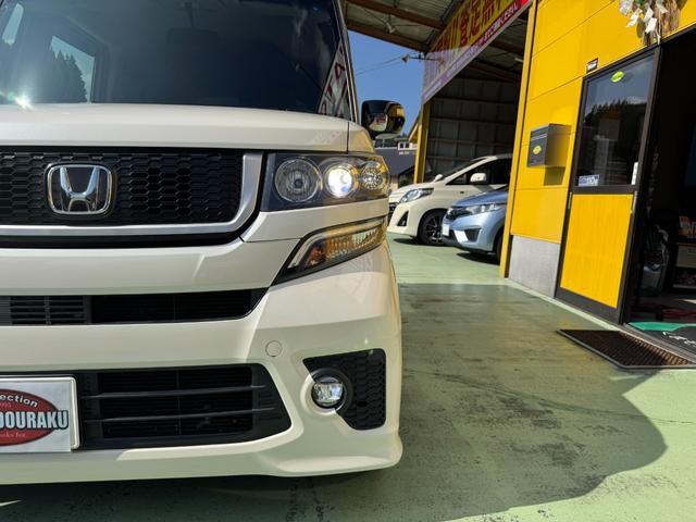 車道楽では、納車前にガラス系ボディーコーティング(1年保証付きクリスタルキーパー・施工証明書付き)を施工しますので、洗車が水洗いで楽々です!さらにヘッドライトコーティングもサービス!