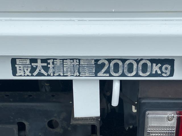 　積載２０００ｋｇ　平ボディ　トラック　ＭＴ　後輪ダブル　電動格納ミラー　ＡＢＳ　エアコン　パワーステアリング　パワーウィンドウ　運転席エアバッグ(17枚目)