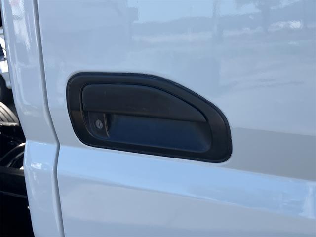 キャンター ダンプ　２．０ｔ　５速ＭＴ　後輪ダブル　エアコン　パワーステアリング　パワーウィンドウ　運転席エアバッグ（9枚目）