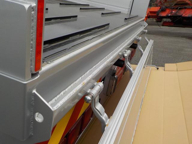 ファイター 　標準幅　増トンセルフクレーン　４段ラジコン　タダノ製ハイジャッキ　７．２トン積み　未使用　ターボ　衝突軽減ブレーキ　横滑り防止装置　ＥＴＣ　キーレス　フロントフォグランプ　三方開　後輪ダブル　ベッド付（13枚目）