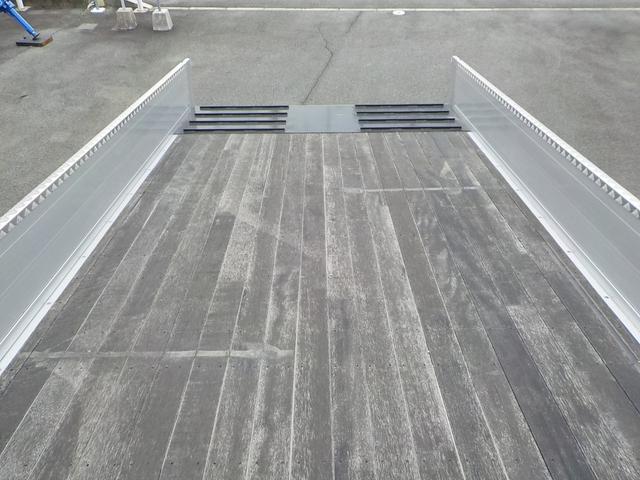 ファイター 　標準幅　増トンセルフクレーン　４段ラジコン　タダノ製ハイジャッキ　７．２トン積み　未使用　ターボ　衝突軽減ブレーキ　横滑り防止装置　ＥＴＣ　キーレス　フロントフォグランプ　三方開　後輪ダブル　ベッド付（17枚目）