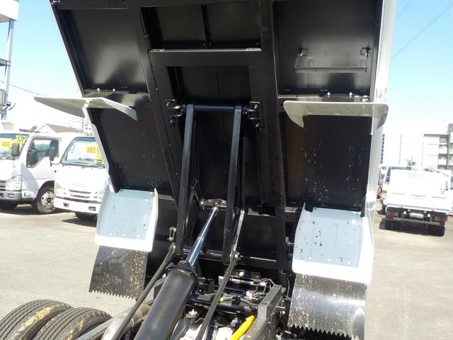 キャンター 3tダンプ 全低床強化 新明和 5MT ターボ 衝突軽減ブレーキ 横滑り防止 バックカメラ 障害物センサー スマートキー キーレス フロントフォグランプ 三方開 後輪ダブル(19枚目)