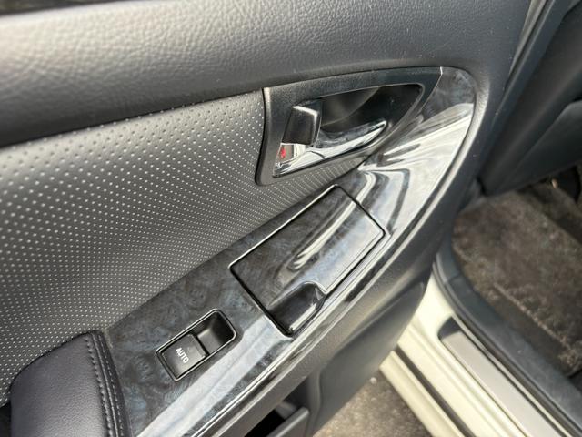 クラウン アスリート オートクルーズコントロール ナビ アルミホイール オートライト HID AT シートヒーター スマートキー 電動格納ミラー 盗難防止システム パワーシート CD MD 衝突安全ボディ ABS ESC(29枚目)