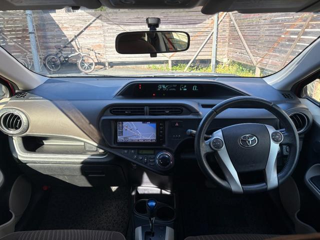 アクア Ｇ　バックカメラ　ナビ　ＴＶ　オートライト　スマートキー　電動格納ミラー　ＣＶＴ　衝突安全ボディ　ＡＢＳ　ＥＳＣ　ＣＤ　Ｂｌｕｅｔｏｏｔｈ　エアコン　パワーステアリング　パワーウィンドウ（2枚目）