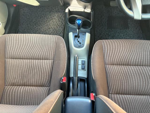 アクア Ｇ　バックカメラ　ナビ　ＴＶ　オートライト　スマートキー　電動格納ミラー　ＣＶＴ　衝突安全ボディ　ＡＢＳ　ＥＳＣ　ＣＤ　Ｂｌｕｅｔｏｏｔｈ　エアコン　パワーステアリング　パワーウィンドウ（8枚目）