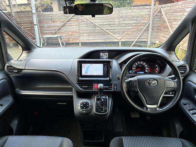 ノア Ｓｉ　ワンオーナー車・両側電動スライドドア・フリップダウンモニターナビ・フルセグＴＶ・Ｂｌｕｅｔｏｏｔｈオーディオ・バックカメラ・１６インチアルミホイール・ＬＥＤヘッドライト・スマートキー・プッシュスタート（2枚目）