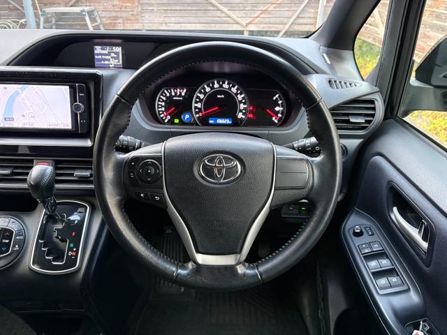 ノア Ｓｉ　ワンオーナー車・両側電動スライドドア・フリップダウンモニターナビ・フルセグＴＶ・Ｂｌｕｅｔｏｏｔｈオーディオ・バックカメラ・１６インチアルミホイール・ＬＥＤヘッドライト・スマートキー・プッシュスタート（3枚目）
