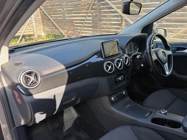 Ｂクラス Ｂ１８０　バックカメラ　ナビ　ＴＶ　クリアランスソナー　オートクルーズコントロール　オートライト　キーレスエントリー　ＡＴ　アルミホイール　ＣＤ　ＵＳＢ　Ｂｌｕｅｔｏｏｔｈ　盗難防止システム　ＡＢＳ　エアコン（24枚目）