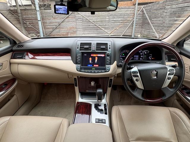 クラウン ２．５ロイヤルサルーン　アニバーサリーＥＤ　革シート・電動シート・シートヒーター・シートエアコン・ナビ・ＴＶ・バックカメラ・ＥＴＣ・クルーズコントロール・障害物センサー・スマートキー・プッシュスタート・１７インチアルミホイール（2枚目）