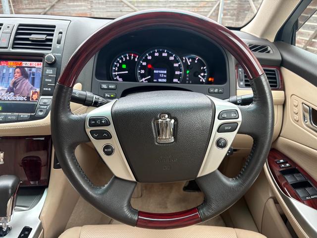 クラウン ２．５ロイヤルサルーン　アニバーサリーＥＤ　革シート・電動シート・シートヒーター・シートエアコン・ナビ・ＴＶ・バックカメラ・ＥＴＣ・クルーズコントロール・障害物センサー・スマートキー・プッシュスタート・１７インチアルミホイール（3枚目）