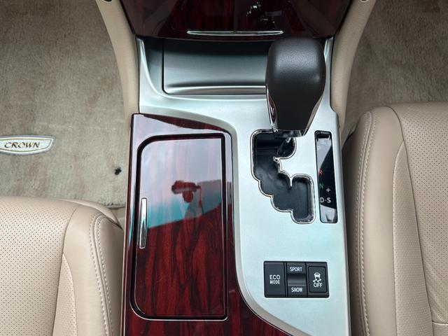 クラウン ２．５ロイヤルサルーン　アニバーサリーＥＤ　革シート・電動シート・シートヒーター・シートエアコン・ナビ・ＴＶ・バックカメラ・ＥＴＣ・クルーズコントロール・障害物センサー・スマートキー・プッシュスタート・１７インチアルミホイール（8枚目）