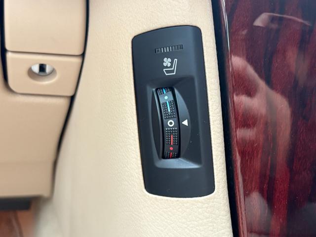 クラウン ２．５ロイヤルサルーン　アニバーサリーＥＤ　革シート・電動シート・シートヒーター・シートエアコン・ナビ・ＴＶ・バックカメラ・ＥＴＣ・クルーズコントロール・障害物センサー・スマートキー・プッシュスタート・１７インチアルミホイール（9枚目）