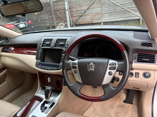 クラウン ２．５ロイヤルサルーン　アニバーサリーＥＤ　革シート・電動シート・シートヒーター・シートエアコン・ナビ・ＴＶ・バックカメラ・ＥＴＣ・クルーズコントロール・障害物センサー・スマートキー・プッシュスタート・１７インチアルミホイール（27枚目）