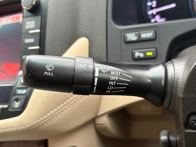 クラウン ２．５ロイヤルサルーン　アニバーサリーＥＤ　革シート・電動シート・シートヒーター・シートエアコン・ナビ・ＴＶ・バックカメラ・ＥＴＣ・クルーズコントロール・障害物センサー・スマートキー・プッシュスタート・１７インチアルミホイール（28枚目）