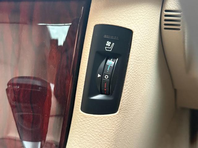 クラウン ２．５ロイヤルサルーン　アニバーサリーＥＤ　革シート・電動シート・シートヒーター・シートエアコン・ナビ・ＴＶ・バックカメラ・ＥＴＣ・クルーズコントロール・障害物センサー・スマートキー・プッシュスタート・１７インチアルミホイール（30枚目）