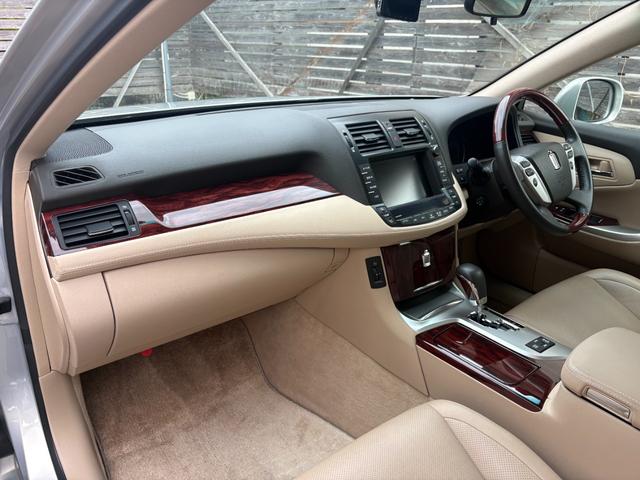 クラウン ２．５ロイヤルサルーン　アニバーサリーＥＤ　革シート・電動シート・シートヒーター・シートエアコン・ナビ・ＴＶ・バックカメラ・ＥＴＣ・クルーズコントロール・障害物センサー・スマートキー・プッシュスタート・１７インチアルミホイール（43枚目）