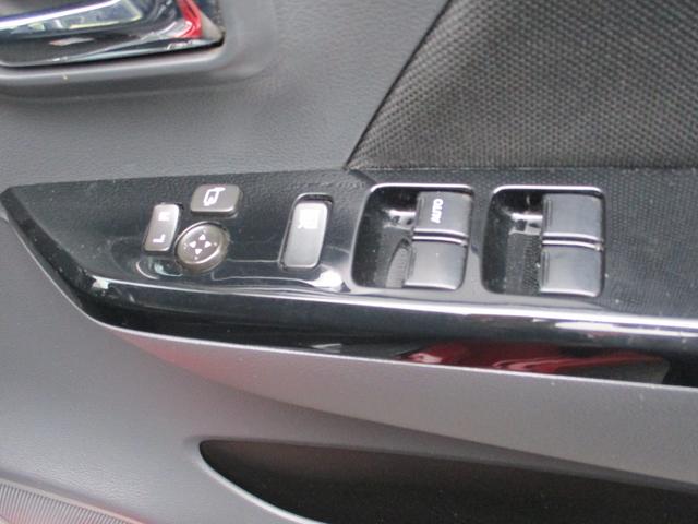 パワーウィンドウのスイッチですよ。運転席に居ながら窓を開け閉めのコントロールできますよ。