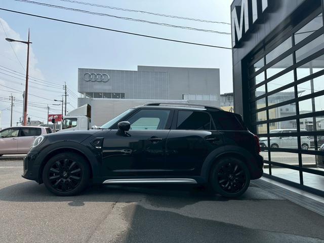 ＭＩＮＩ クパＳＤクロスオバオル４プレミアム＋Ｐクラシクトリム　４ＷＤ　ＥＴＣ　バックカメラ　クリアランスソナー　オートクルーズコントロール　パークアシスト　衝突被害軽減システム　ナビ　オートライト　ＬＥＤヘッドランプ　電動リアゲート　アルミホイール　スマートキー（18枚目）