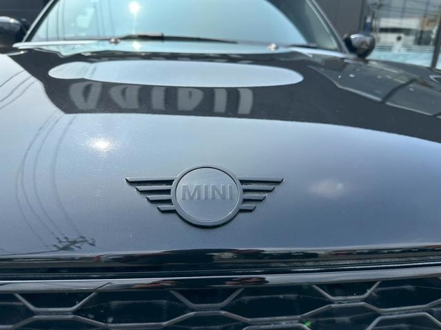 ＭＩＮＩ クパＳＤクロスオバオル４プレミアム＋Ｐクラシクトリム　４ＷＤ　ＥＴＣ　バックカメラ　クリアランスソナー　オートクルーズコントロール　パークアシスト　衝突被害軽減システム　ナビ　オートライト　ＬＥＤヘッドランプ　電動リアゲート　アルミホイール　スマートキー（22枚目）