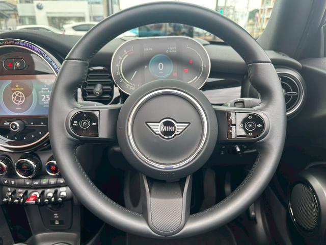ＭＩＮＩ クーパー　コンバーチブル　クラシック・トリム　オープンカー　ＥＴＣ　バックカメラ　ナビ　クリアランスソナー　オートクルーズコントロール　衝突被害軽減システム　オートライト　ＬＥＤヘッドランプ　ＡＴ　スマートキー　アイドリングストップ（2枚目）
