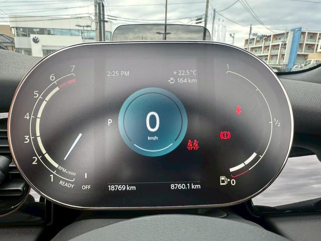 ＭＩＮＩ クーパー　コンバーチブル　クラシック・トリム　オープンカー　ＥＴＣ　バックカメラ　ナビ　クリアランスソナー　オートクルーズコントロール　衝突被害軽減システム　オートライト　ＬＥＤヘッドランプ　ＡＴ　スマートキー　アイドリングストップ（3枚目）