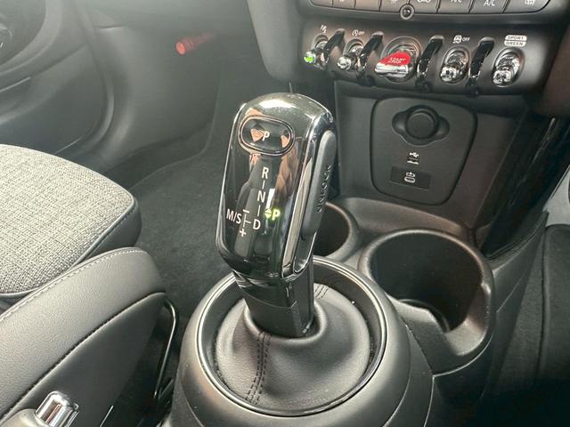 ＭＩＮＩ クーパー　コンバーチブル　クラシック・トリム　オープンカー　ＥＴＣ　バックカメラ　ナビ　クリアランスソナー　オートクルーズコントロール　衝突被害軽減システム　オートライト　ＬＥＤヘッドランプ　ＡＴ　スマートキー　アイドリングストップ（8枚目）
