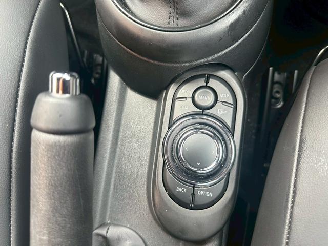 ＭＩＮＩ クーパー　コンバーチブル　クラシック・トリム　オープンカー　ＥＴＣ　バックカメラ　ナビ　クリアランスソナー　オートクルーズコントロール　衝突被害軽減システム　オートライト　ＬＥＤヘッドランプ　ＡＴ　スマートキー　アイドリングストップ（9枚目）