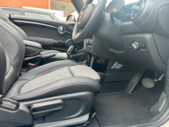 ＭＩＮＩ クーパー　コンバーチブル　クラシック・トリム　オープンカー　ＥＴＣ　バックカメラ　ナビ　クリアランスソナー　オートクルーズコントロール　衝突被害軽減システム　オートライト　ＬＥＤヘッドランプ　ＡＴ　スマートキー　アイドリングストップ（41枚目）