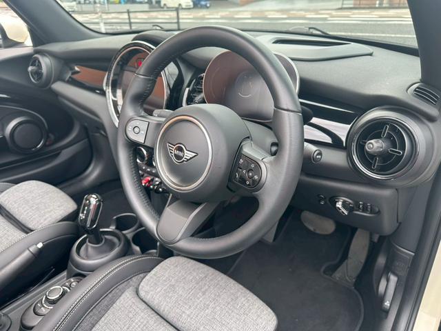 ＭＩＮＩ クーパー　コンバーチブル　クラシック・トリム　オープンカー　ＥＴＣ　バックカメラ　ナビ　クリアランスソナー　オートクルーズコントロール　衝突被害軽減システム　オートライト　ＬＥＤヘッドランプ　ＡＴ　スマートキー　アイドリングストップ（49枚目）