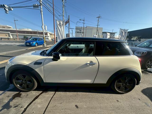 MINI クーパー クラシック・トリム ドライブレコーダー バックカメラ クリアランスソナー オートクルーズコントロール パークアシスト 衝突被害軽減システム アルミホイール オートライト LEDヘッドランプ スマートキー(5枚目)