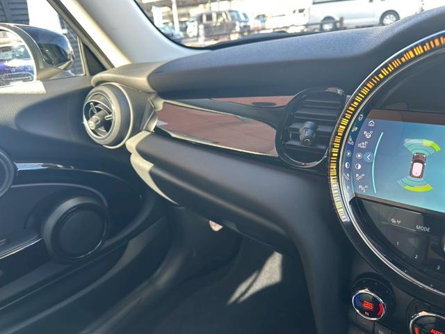 MINI クーパー クラシック・トリム ドライブレコーダー バックカメラ クリアランスソナー オートクルーズコントロール パークアシスト 衝突被害軽減システム アルミホイール オートライト LEDヘッドランプ スマートキー(49枚目)